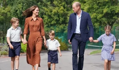 Los duques de Cornualles y Cambridge junto a sus hijos acompañan a sus hijos Jorge, Carlota y Luis.