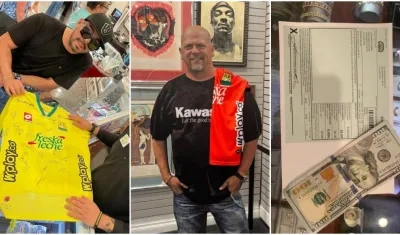 Frank Hernández vendiendo la camiseta a Rick Harrison, dueño del negocio y protagonista del programa. 