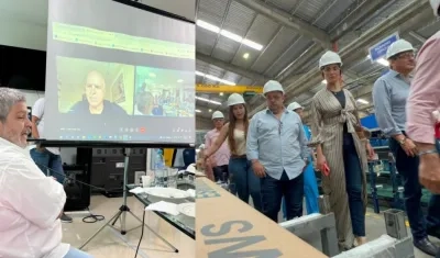 El COO de Tecnoglass, Christian Daes y los congresistas.