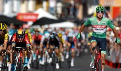 Mads Pedersen se impone en línea de meta. 