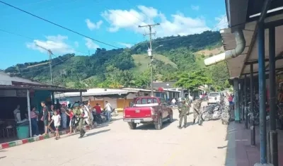 Una de las calles de Versalles con guerrilleros de las disidencias.