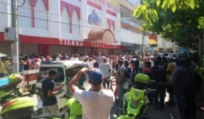 Centenares de personas se concentraron en el almacén Tierra Santa de Maicao.