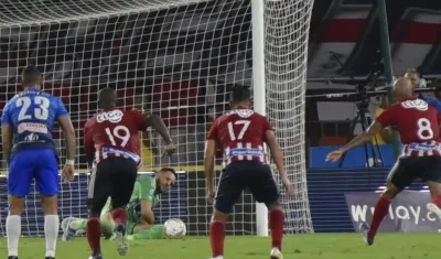 Sebastián Viera ataja un penalty, evitando un triunfo del Pereira.