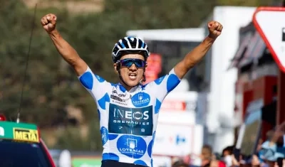 Richard Carapaz celebra su tercera victoria en la Vuelta. 