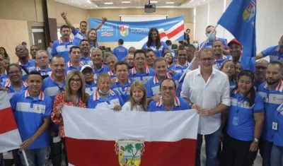 Entrega de bandera a servidores públicos por parte de Elsa Noguera y Raúl Lacouture. 