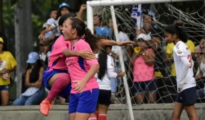 Jugadoras celebran uno de los tantos del título. 