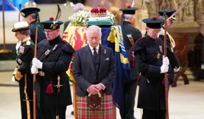 El rey Carlos III en la vigilia ante el féretro de Isabel II.