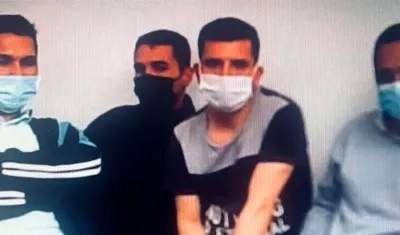 Cuatro de los policías capturados. 