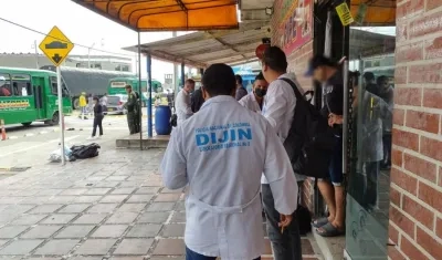 Las autoridades en el lugar de la masacre en el barrio Las Flores. 