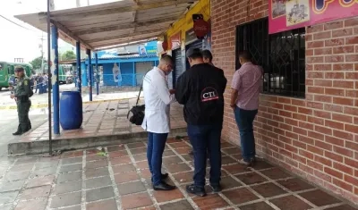 Miembros de la Fiscalía General en el lugar de la masacre. 