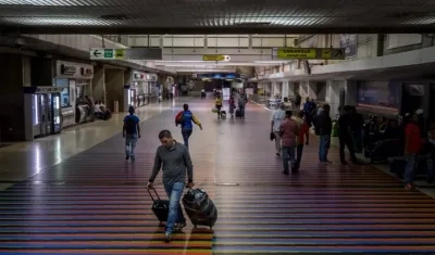 Vista de pasajeros en el aeropuerto internacional Simón Bolívar, en Maiquetia (Venezuela).