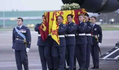 Integrantes de la Fuerza Aérea Británica trasladaron el ataúd de Isabel II a Londres.