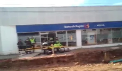 La Policía hizo presencia en la sucursal del Banco de Bogotá asaltada. 