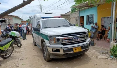 La Sijin llegó al lugar de los hechos para inspeccionar el cuerpo. 
