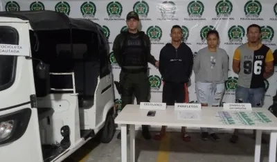 Los tres capturados por extorsión. 