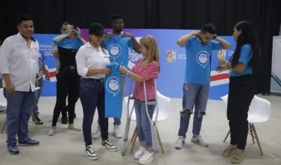 Gobernadora Elsa Noguera junto a los jóvenes de Galapa.