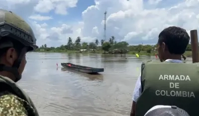 Personal de la Armada este jueves en el Canal del Dique.