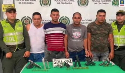 Cuatro de los asegurados tras ser capturados en la persecución por la Policía. 