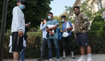 Cinco de los migrantes frente a la casa de la vicepresidenta de EE.UU.