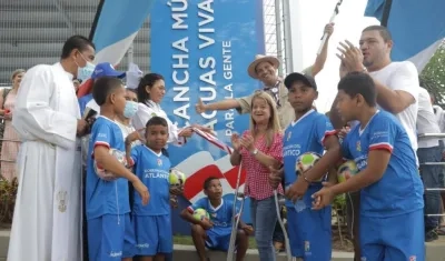 Elsa Noguera hace entrega de la nueva cancha múltiple. 