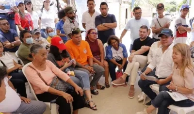 Gobernadora Elsa Noguera reunida con los porteños. 