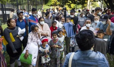 Migrantes en la casa de Kamala Harris.