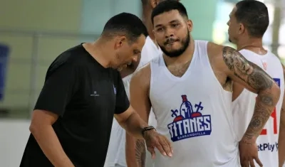 Tomás Díaz conversa con Sorem De Luque. 