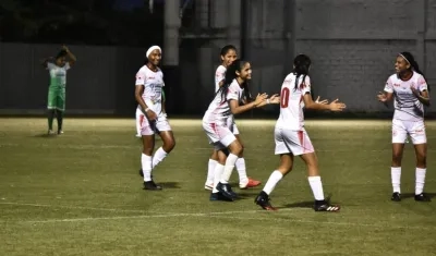 Jugadoras de Atlántico celebran un gol. 