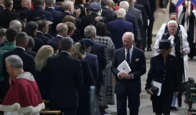 Carlos III y la reina consorte Camilo en el servicio de Oración y Reflexión por la vida de Isabel II en la Catedral de Llandaff, Cardiff.