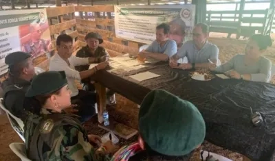 Los delegados del Gobierno Nacional y de la ONU con disidentes de las FARC.