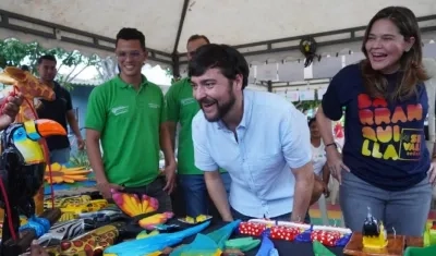 El Alcalde Jaime Pumarejo y la Secretaria de Cultura María Teresa Fernández,en el barrio Las Flores.