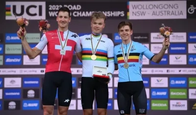 Tobias Foss con la medalla y la camiseta de campeón mundial. 