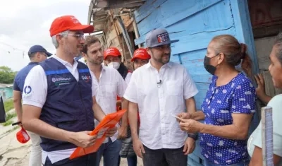 Alcalde Jaime Pumarejo visitando a usuarios del Sisbén