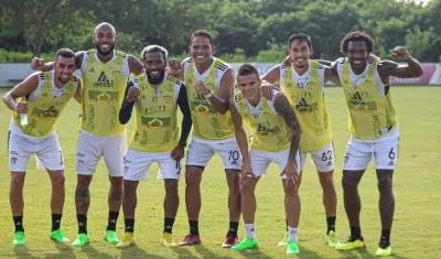 Jugadores de Junior durante el entrenamiento. 