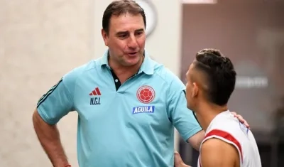 Néstor Lorenzo conversa con Rafael Santos Borré. 