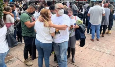 Personas se abrazan en Ciudad de México durante el temblor de este lunes en México.