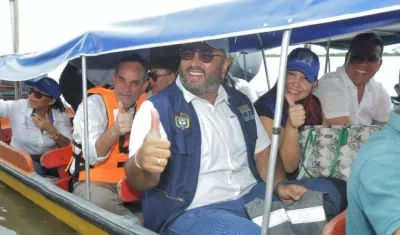 El director de la C.R.A. Jesús León, recorriendo el Canal del Dique.