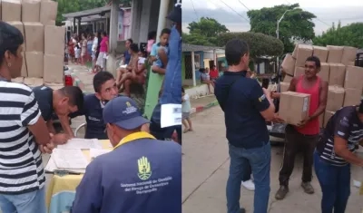 Damnificados de La Manga cuando recibían ayuda de la Alcaldía de Barranquilla.