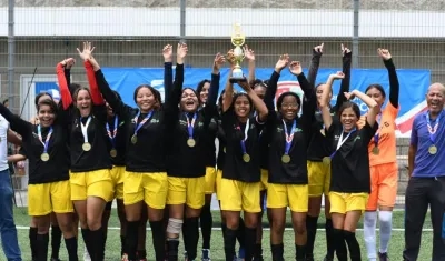 I.E. Pies Descalzos, campeonas del fútbol femenino. 
