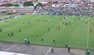 Momentos en que los hinchas ingresan a la cancha. 