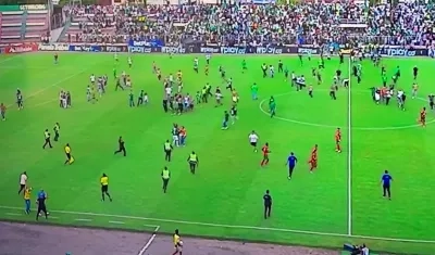 Momento de la invasión de la cancha. 