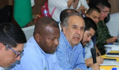 El Ministro de Transporte de Colombia, Guillermo Reyes (centro).