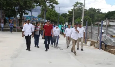 Recorrido del alcalde Rodolfo Ucrós por las obras de construcción de los parques. 