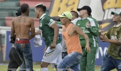 Momento en que Teófilo Gutiérrez es agredido por los hinchas del Deportivo Cali. 