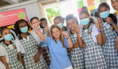 Gobernadora Elsa Noguera junto a las estudiantes.