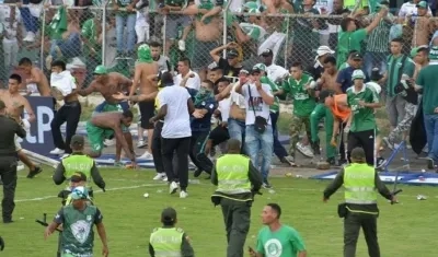 Hinchas invaden la cancha. 