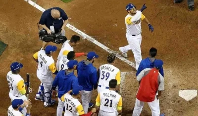 La novena de Colombia celebra una anotación, tras cuadrangular de Jorge Alfaro. 