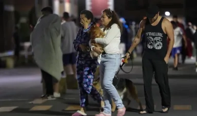 Personas permanecen en las calles después de registrarse un terremoto la madrugada de este jueves en la Ciudad de México.