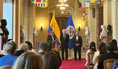Presentación de credenciales de Luis Ernesto Vargas.