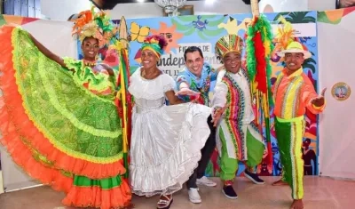 El director del IPCC, Óscar Uriza, con tres hacedores de las fiestas del 11 de Noviembre.